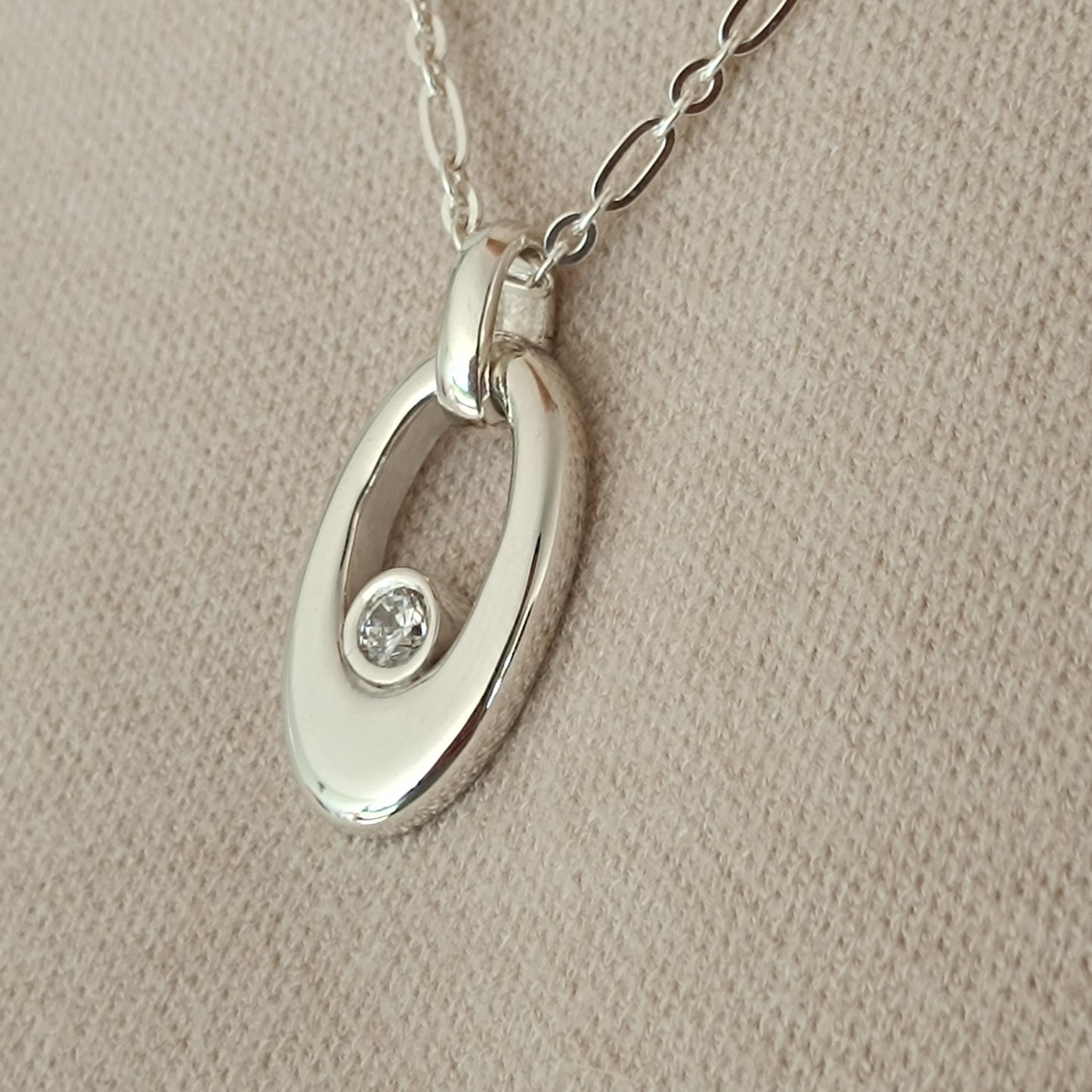 Oval Pandant: Silver neclace with moissanite and Sterling Silver 925 chain