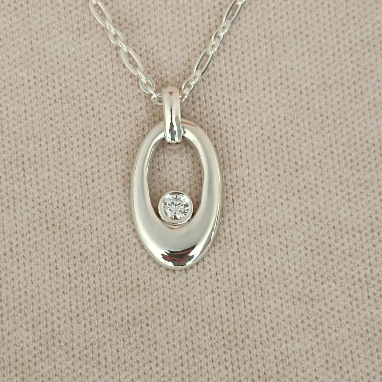Oval Pandant: Silver neclace with moissanite and Sterling Silver 925 chain