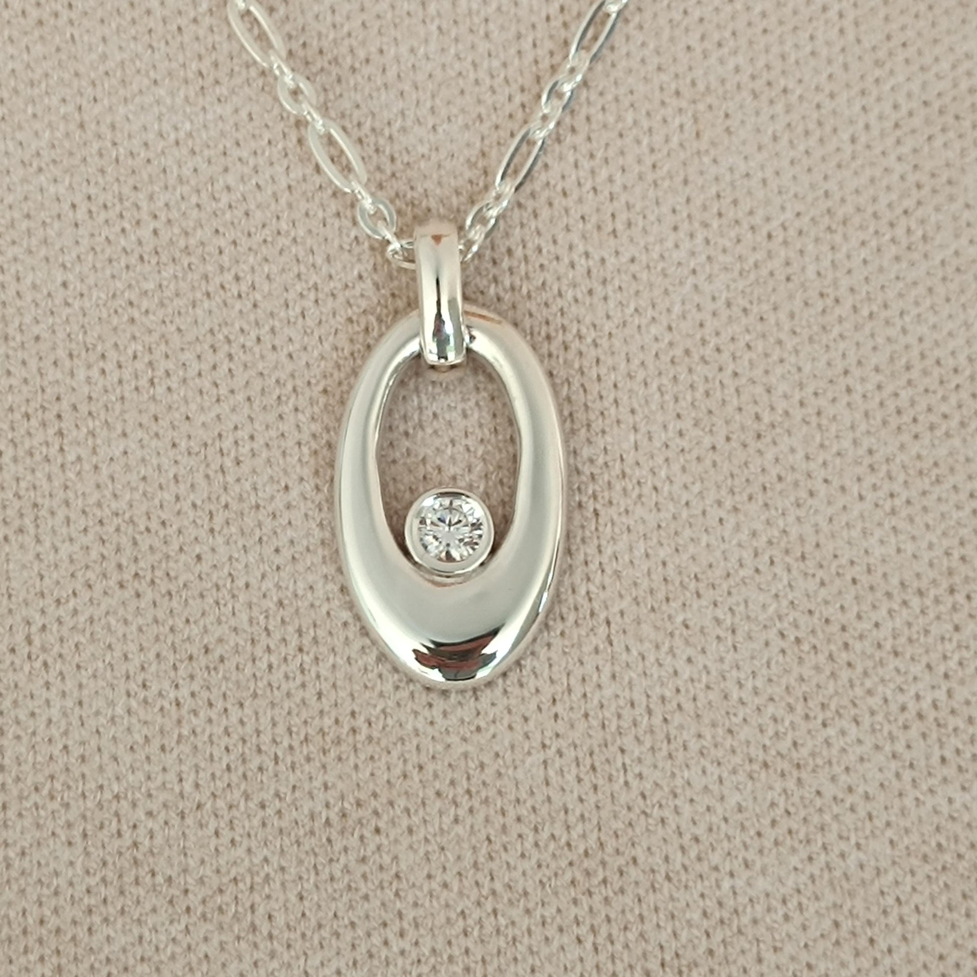 Oval Pandant: Silver neclace with moissanite and Sterling Silver 925 chain