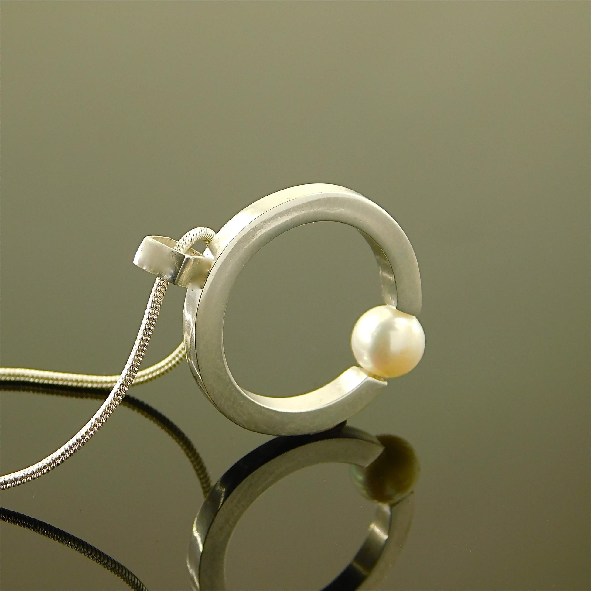 Ring Pandant Necklace: Silver neclace with Pearl and Sterling Silver 925 chain