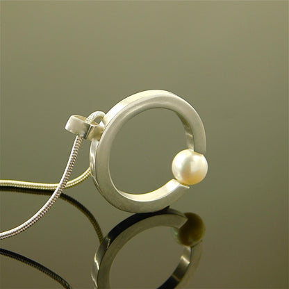 Ring Pandant Necklace: Silver neclace with Pearl and Sterling Silver 925 chain