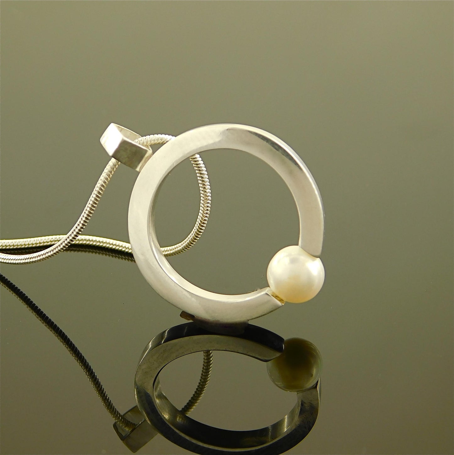 Ring Pandant Necklace: Silver neclace with Pearl and Sterling Silver 925 chain