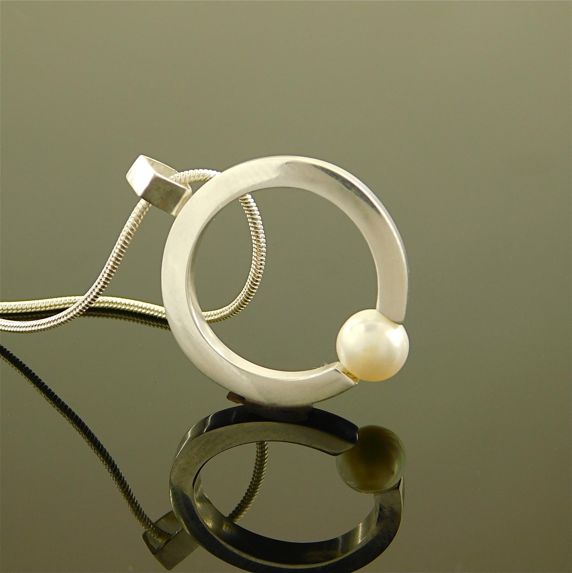 Ring Pandant Necklace: Silver neclace with Pearl and Sterling Silver 925 chain