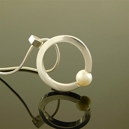 Ring Pandant Necklace: Silver neclace with Pearl and Sterling Silver 925 chain