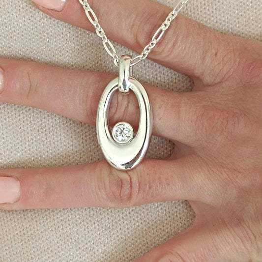 Oval Pandant: Silver neclace with moissanite and Sterling Silver 925 chain
